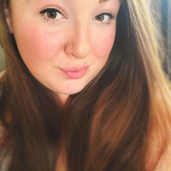 Meet your Posher, Melissa - Picture 3 of 3